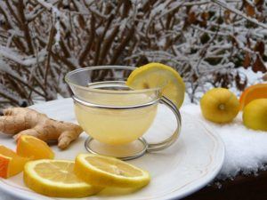 Tasse mit Ingwer und Zitronen