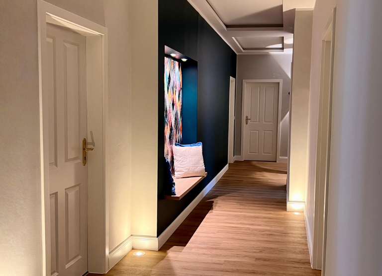 Heller Flur am Coaching-Standort Köln mit Sitznische