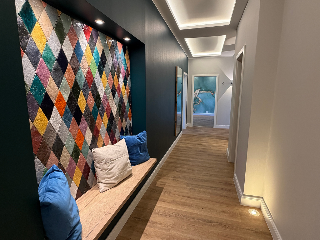 Modern gestalteter Flur am Standort Köln mit Sitzbank