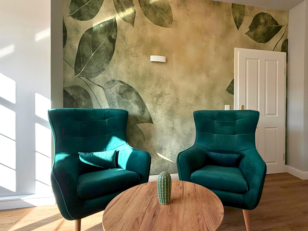 Gartenzimmer mit zwei Sesseln am Standort Köln