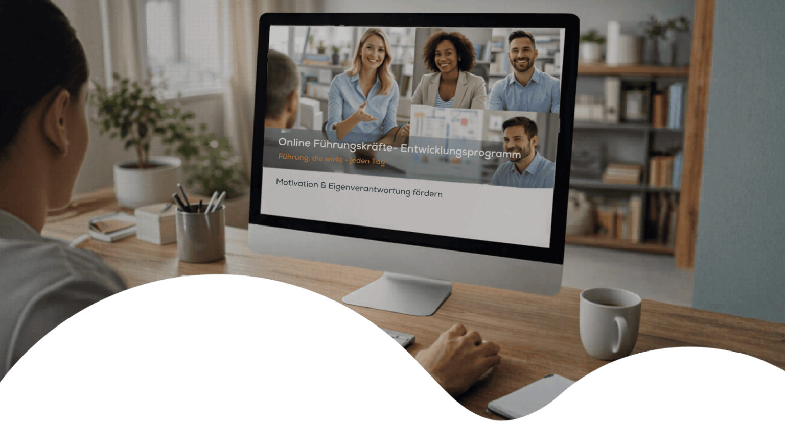 Online-Führungskräfte-Entwicklungsprogramm am Computerbildschirm im Homeoffice
