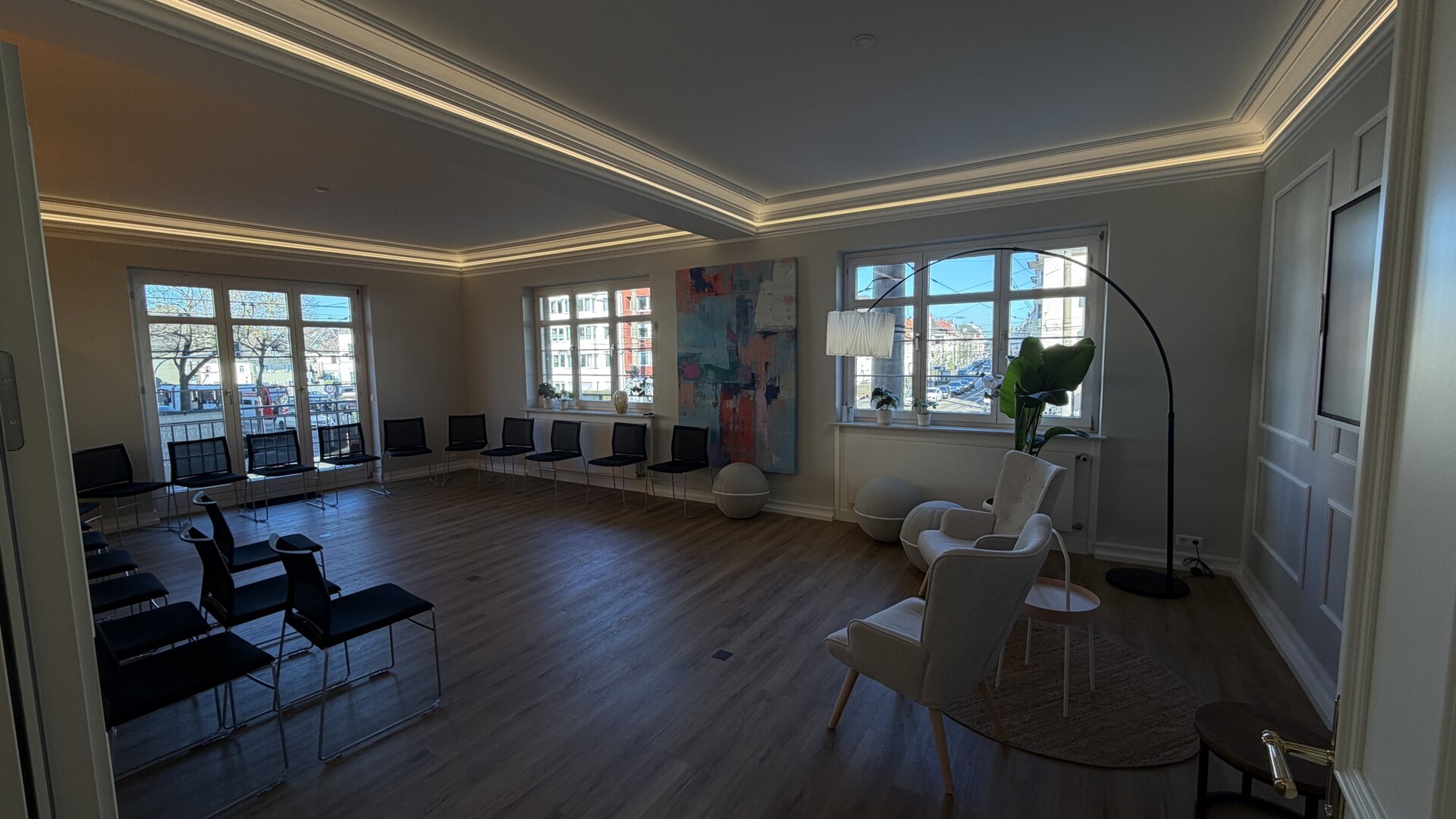 Heller Seminarraum am Standort Köln mit Stuhlkreis