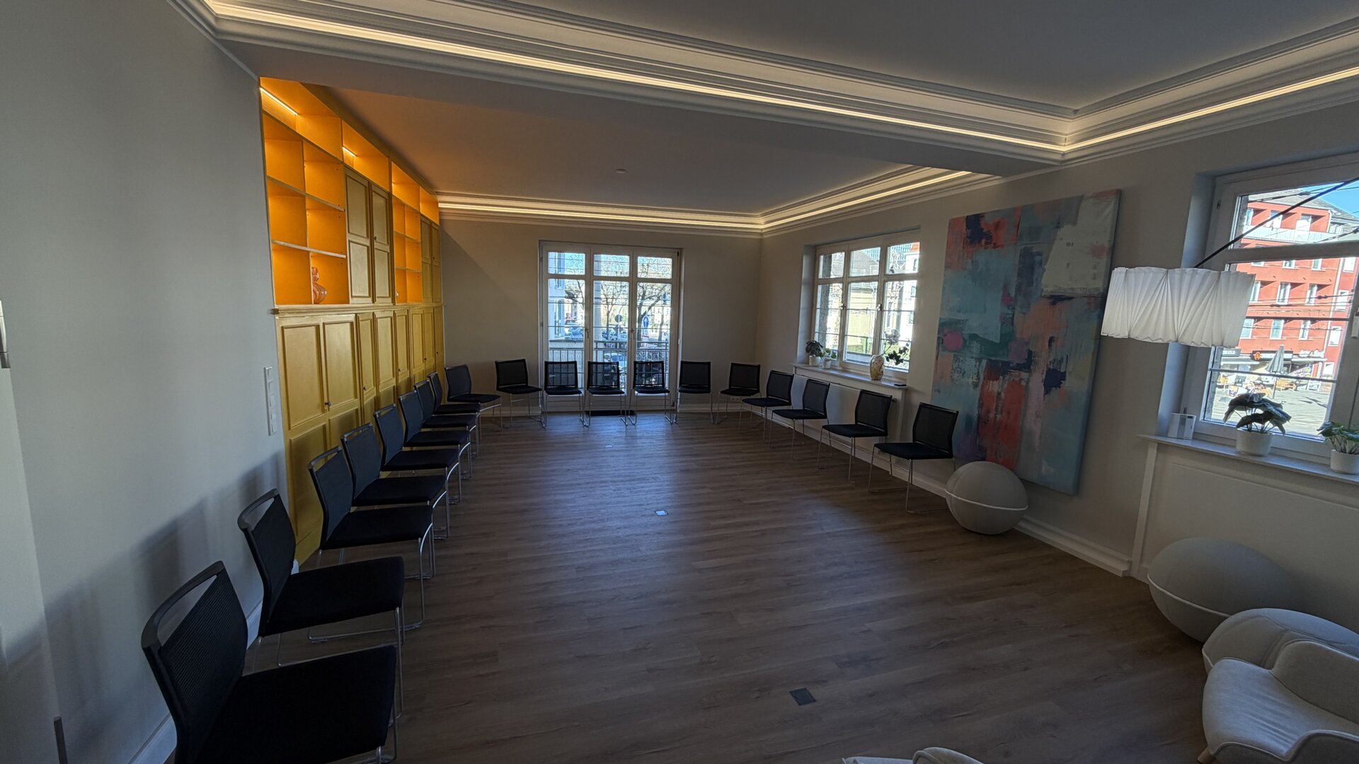 Seminarraum am Standort Köln mit Stuhlkreis