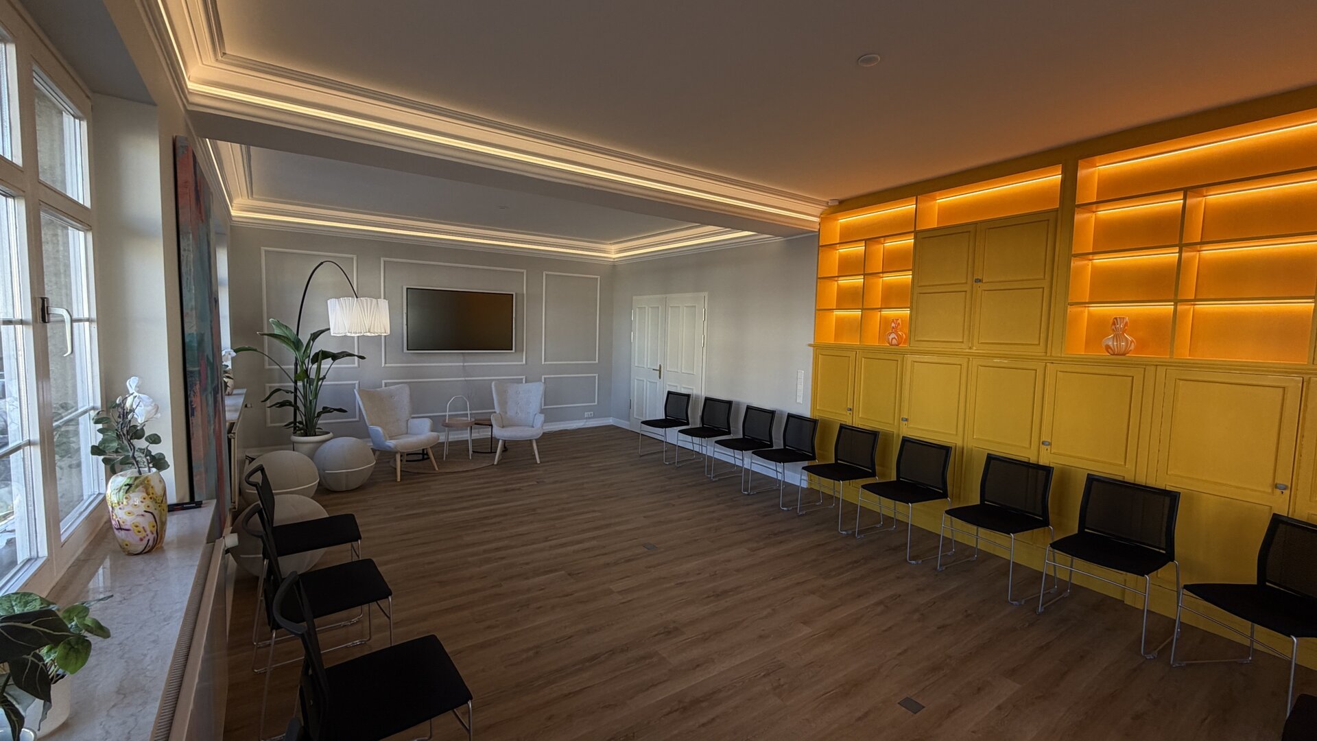 Seminarraum in Köln mit Stuhlkreis und gelbem Regal