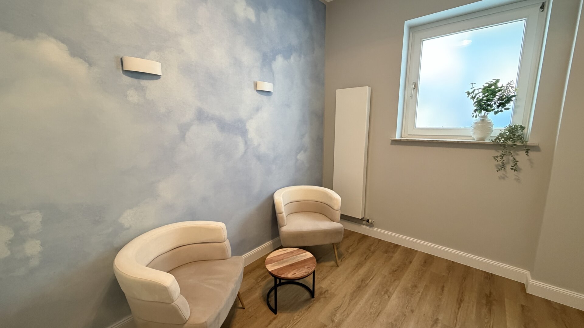 Coachingraum am Standort Köln mit zwei Sesseln