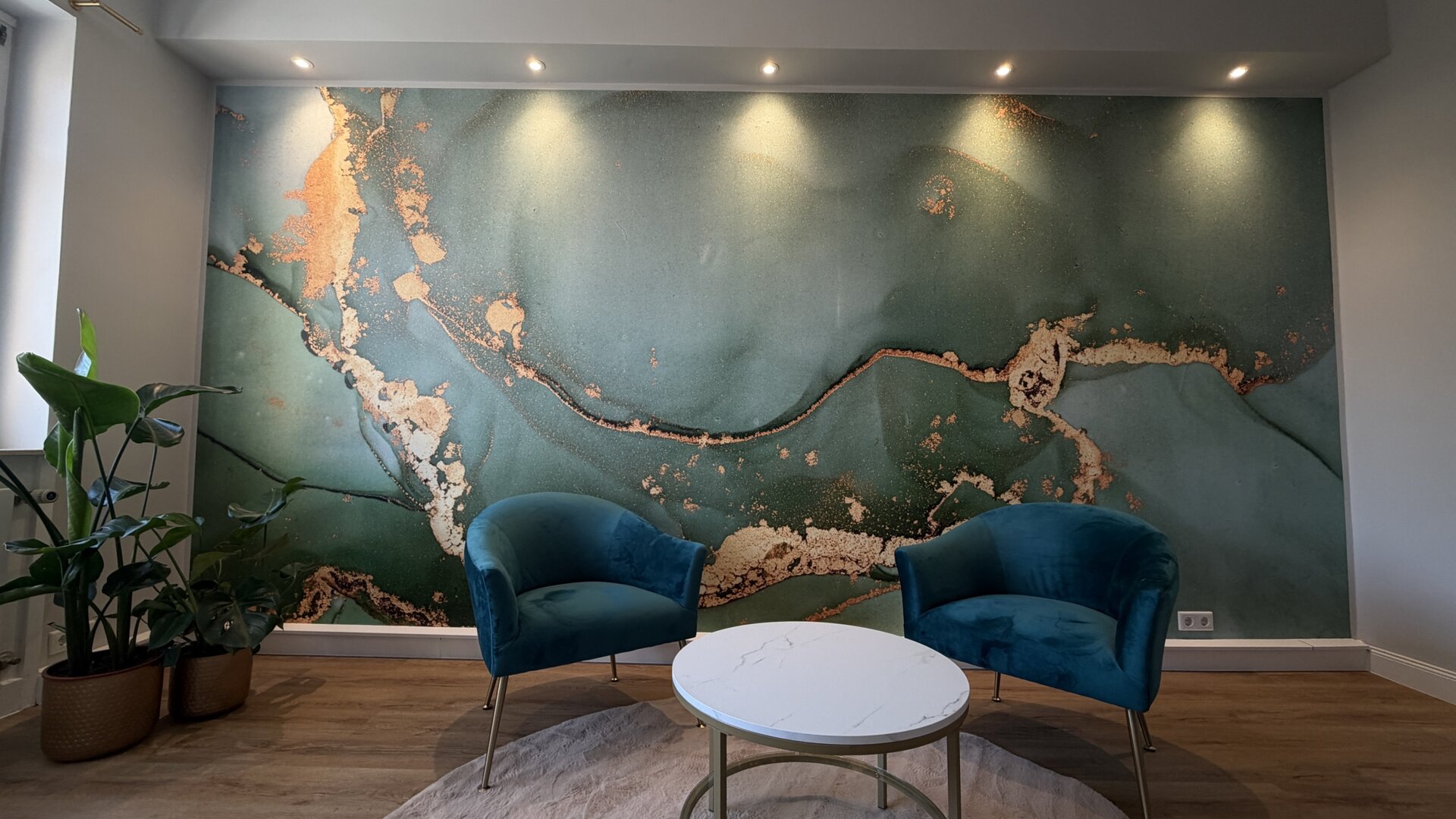 Coachingraum am Standort Köln mit Sesseln und Wandbild