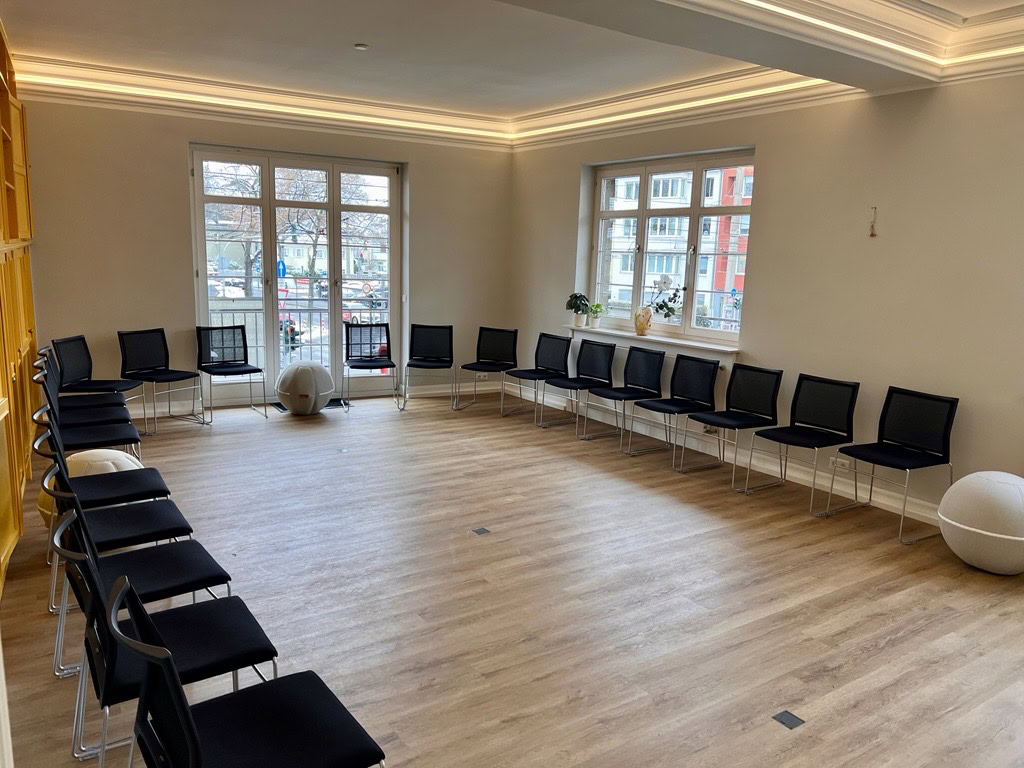 Seminarraum in Köln mit Stuhlkreis für Coachingausbildung