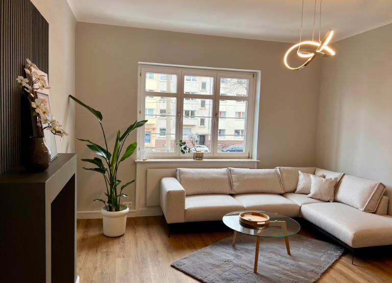 Helles Kaminzimmer mit Sofa am Standort Köln