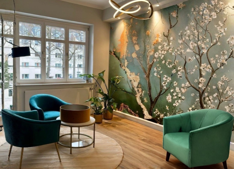 Kreativ gestalteter Coachingraum in Köln mit Wandmalerei