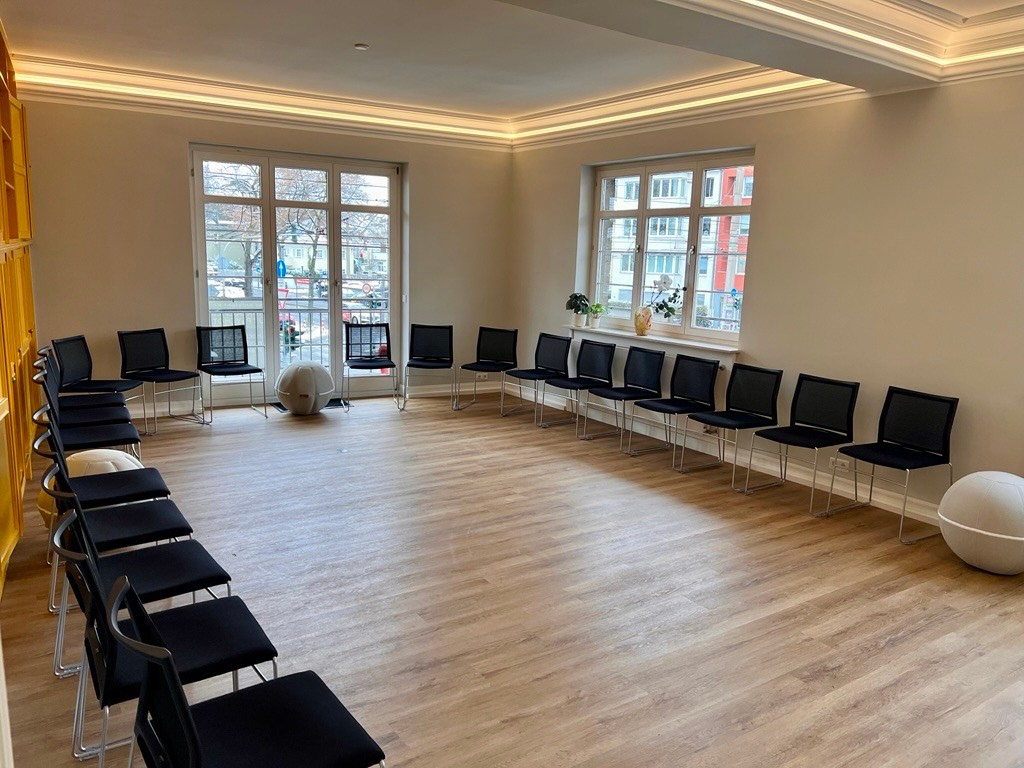 Heller Seminarraum mit Stuhlkreis in Köln Lindenthal