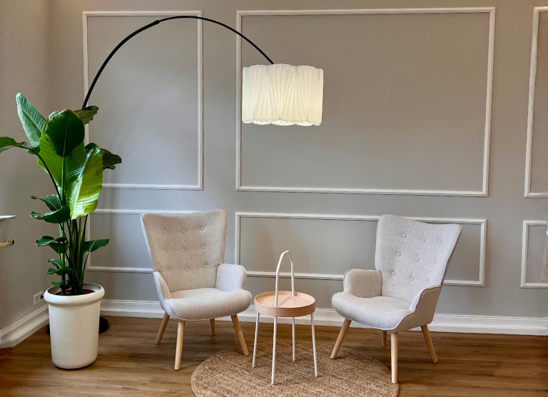 Seminarraum mit zwei Sesseln in Köln Lindenthal