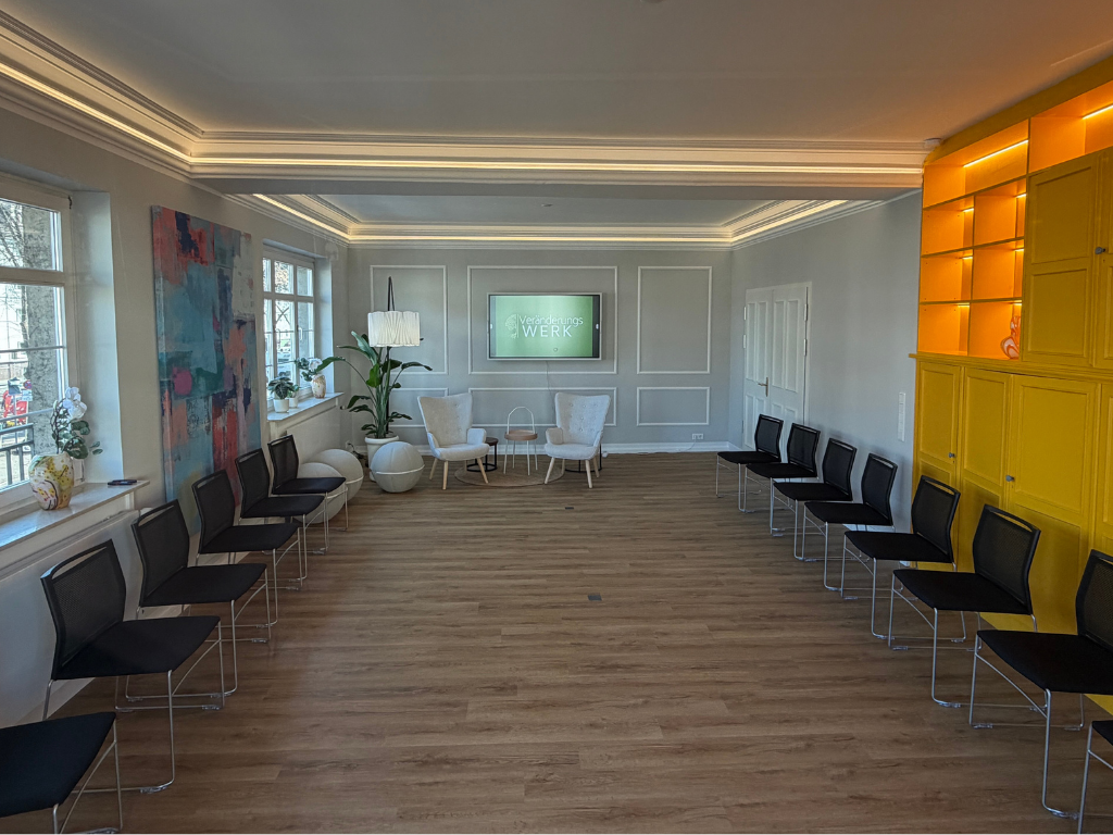 Heller Seminarraum am Standort Köln mit Stuhlkreis