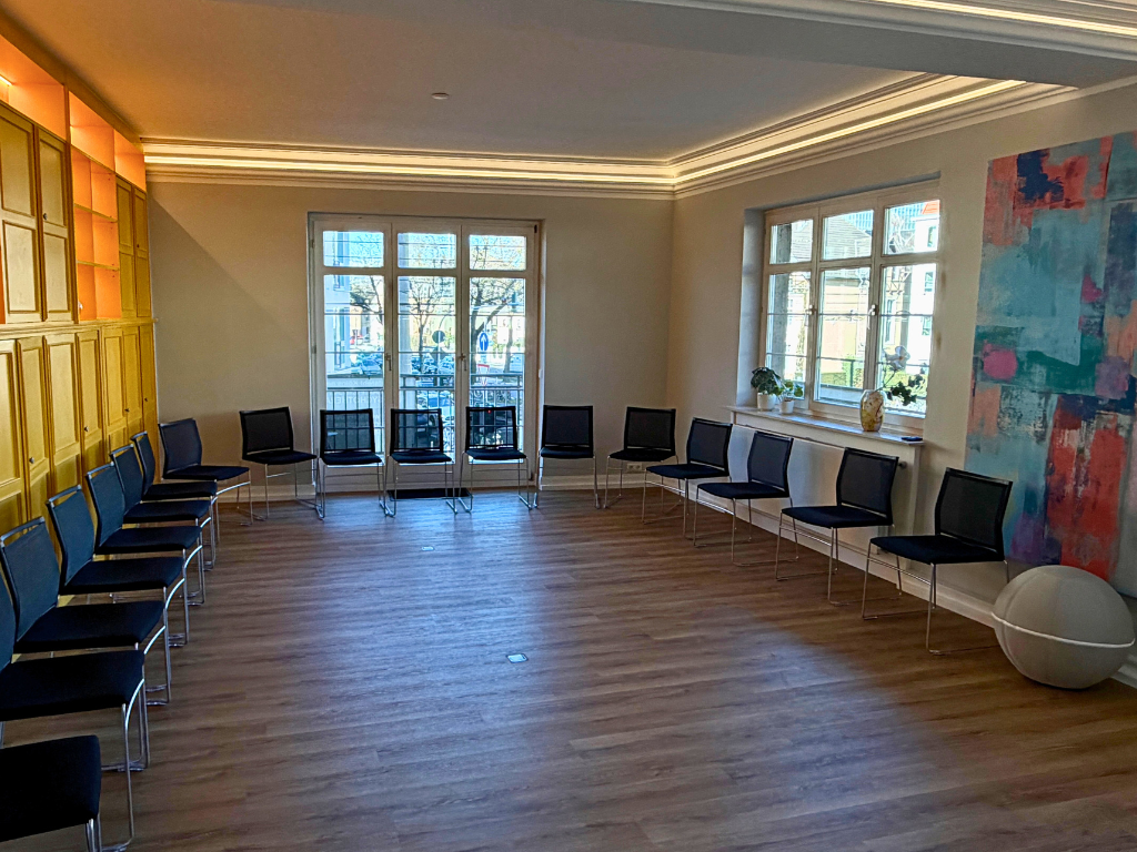 Heller Seminarraum mit Stuhlkreis in Köln Lindenthal