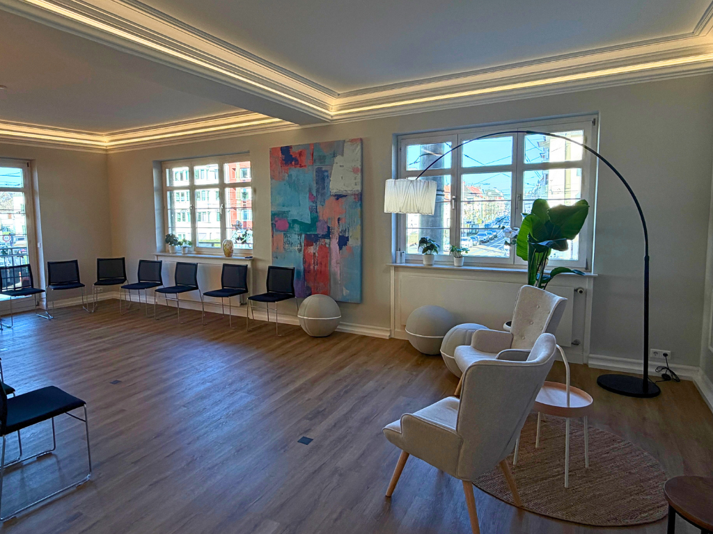 Heller Seminarraum in Köln mit Stuhlkreis