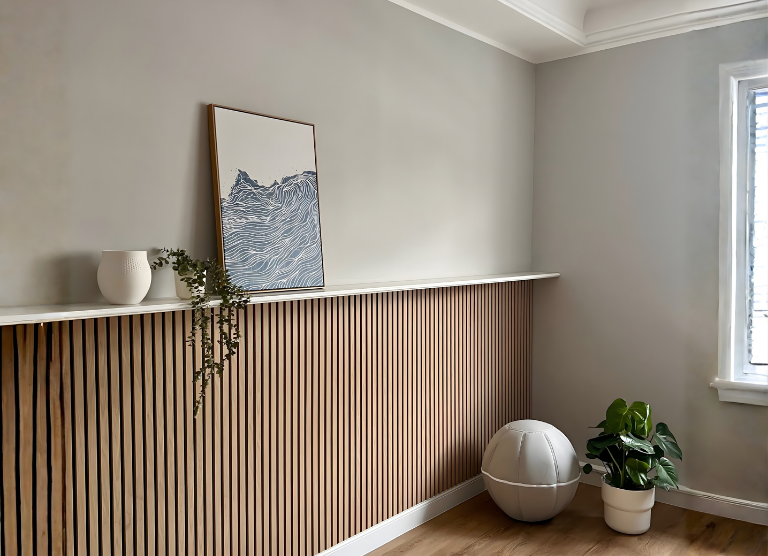 Heller Seminarraum mit Holzverkleidung in Köln Lindenthal