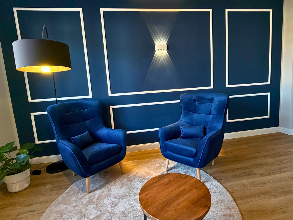 Stuckzimmer mit zwei Sesseln am Standort Köln