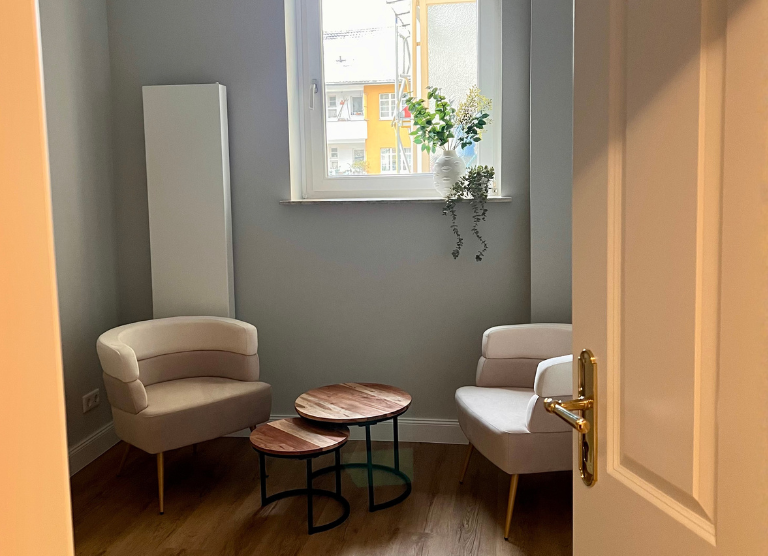 Helles Coachingzimmer mit zwei Sesseln in Köln