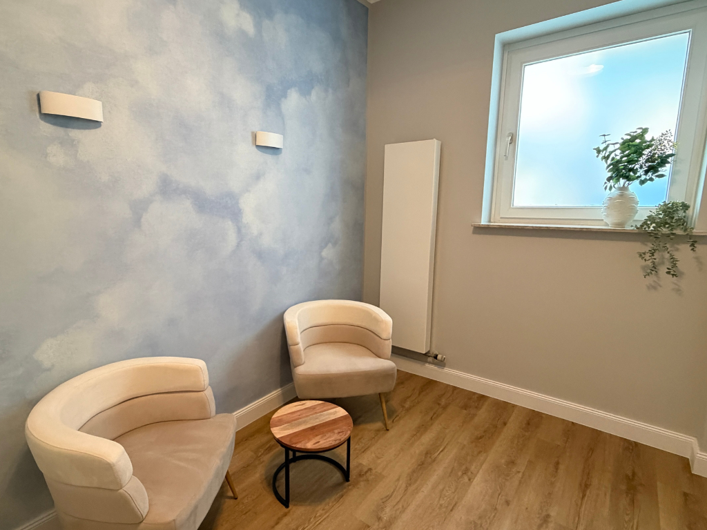 Coachingraum mit zwei Sesseln und Wolkenwand in Köln