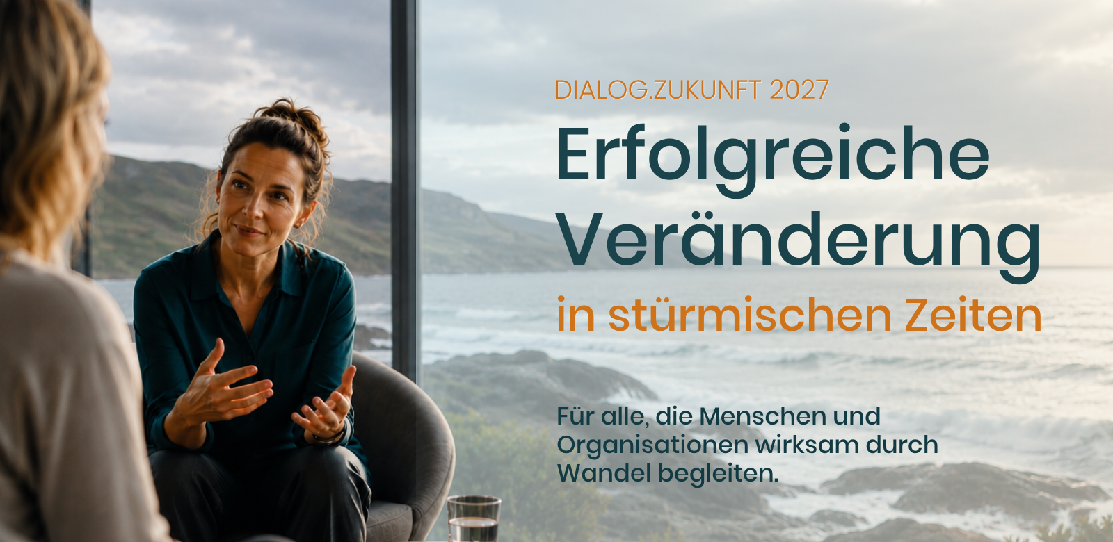 3 1 Frau im Gespräch vor Küstenlandschaft