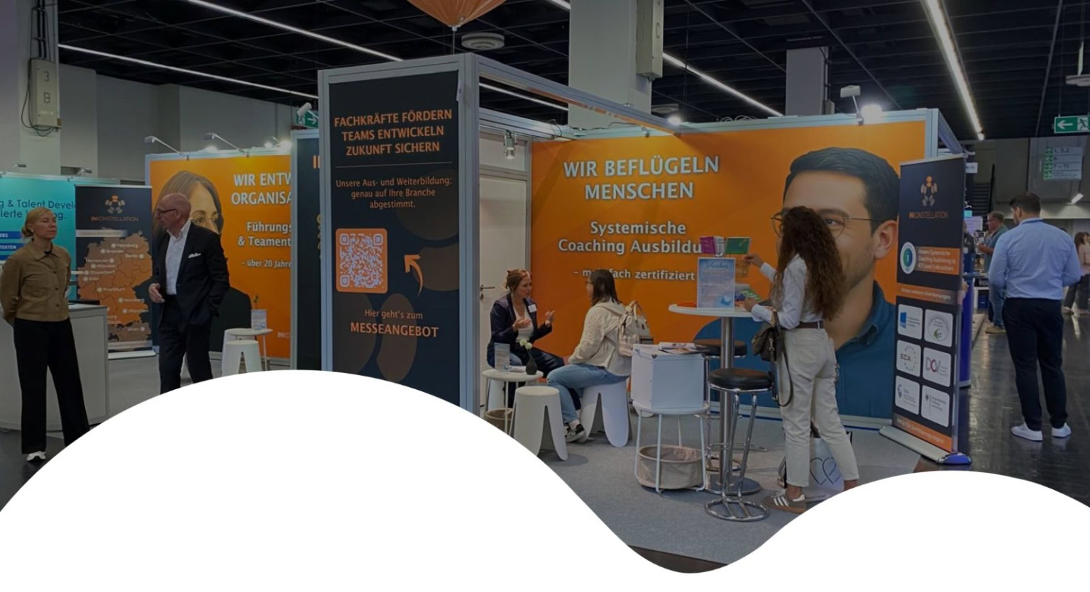 Messestand für systemische Coaching-Ausbildung auf Fachmesse