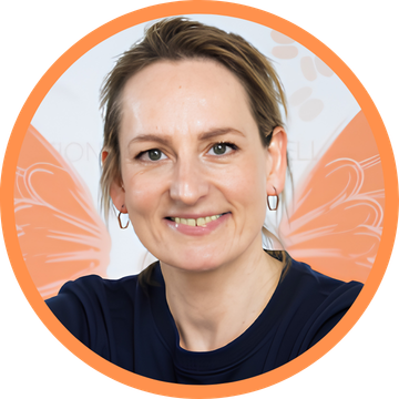 profilbilder team katja Porträt einer lächelnden Frau vor orangefarbenem Hintergrund