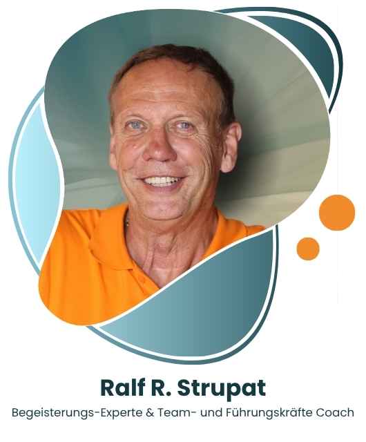 speaker ralfstrupat Porträt von Ralf R. Strupat im orangefarbenen Poloshirt
